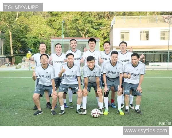 《校草足球星的成长之路：从绿茵场到心动故事的青春热血》